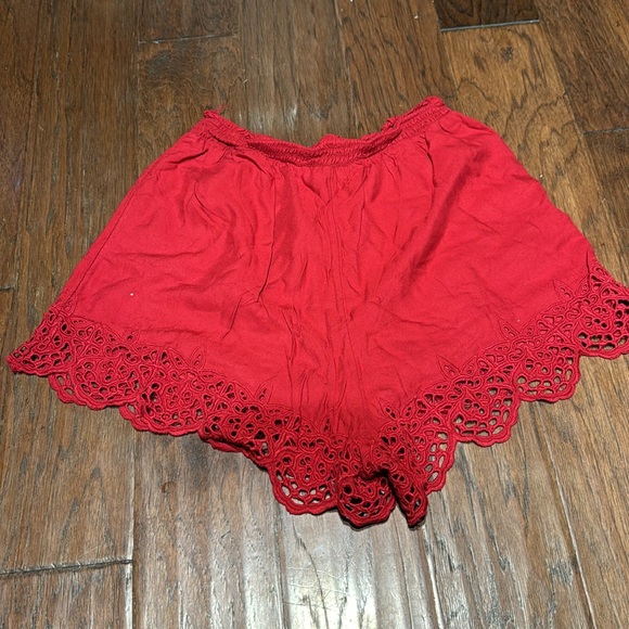 Red shorts - Picture 2 of 2